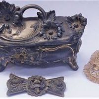 Group lot - 2 x large 1920s  filigree metal bow brooches, Oriental brooch & Art Nouveau floral moulded jewellery casket (af) - Sold for $37 - 2019