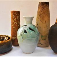 Group lot assorted post war Australian Pottery incl Rhonda Boehm, Henry Hackemberger, Arnaud Barraud, Diggins and Lynne McDowell - Sold for $87 - 2019