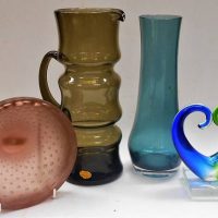 4 x pieces assorted art and coloured glass incl New Zealand  'Smashing' , pink bowl with controlled bubbles, etc - Sold for $37 - 2019