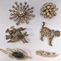 6 x vintage brooches - 3 x  Marcasite, Cat with enamel marked 925, Gondolier on boat, Scottish thistle, filigree leaf with green stone & 2 x diamante - Sold for $62 - 2019