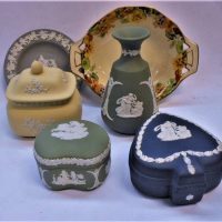 6 x pces China - RDoulton Nasturtium bowl, Wedgwood Jasper ware, dark blue heart shaped trinket, cream lidded box, green, vase, trinket & grey dish - Sold for $81 - 2019