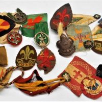 Group lot assorted vintage c192030's Boy Scouts sew-on and other badges incl Hungarian, Australian, English, Fleur De Lis, hat badges, etc - Sold for $124 - 2019