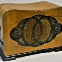 Circa 1933 Australian Astor Mickey Mouse Oz valve Radio with wooden case and Bakelite knobs - Sold for $373 - 2019