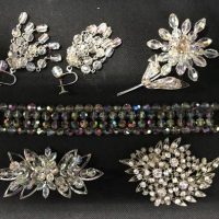 Group lot - ladies vintage 1950s rhinestone jewellery items inc, floral spray brooches, bracelets and earrings - Sold for $31 - 2019