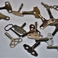 Small-group-lot-assorted-vintage-clock-keys-Sold-for-93-2019