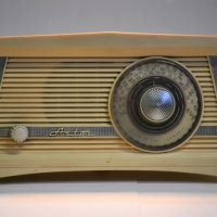 1950s-ASTOR-Cream-Bakelite-Valve-Mantel-Radio-Retro-stylish-Shape-w-Feet-to-front-model-APK-21747-Sold-for-149-2019