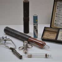 1_Small-box-lot-vintage-medical-syringes-inc-The-Palmer-Injector-Parke-Davis-and-Co-Dental-Weiss-of-London-etc-Sold-for-137-2019