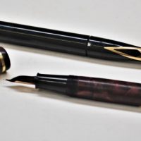 2-x-vintage-ink-pens-inc-1960s-black-Sheaffer-Imperial-with-14K-Australian-gold-nib-and-a-black-with-plum-Parker-585-with-14K-gold-nib-Sold-for-87-2019