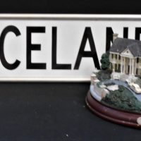 ELVIS-PRESLEY-Masterpiece-Edition-Ceramic-Graceland-His-Memory-Lives-on-on-wooden-plinth-and-GRACELAND-two-sided-Aluminium-Street-Sign-60cm-L-x-15c-Sold-for-37-2019