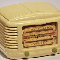 Vintage-ASTOR-MICKEY-Cream-Bakelite-RADIO-with-green-knobs-19cm-H-af-Sold-for-93-2019