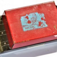 Vintage-Australian-made-Bakelite-and-tin-wind-up-music-box-A-Buzza-Product-plays-Pop-Goes-the-Weasel-Approx-26cml-Sold-for-37-2019