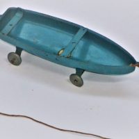 Vintage-Australian-made-WYN-TOY-pressed-tin-blue-boat-on-wheels-with-draw-string-Approx-25cml-Sold-for-62-2019