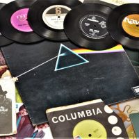 Group-Lot-Vinyl-LPs-45s-Records-incl-Pink-Floyd-The-Dark-Side-of-the-Moon-Chain-Toward-the-Blues-etc-Sold-for-50-2019