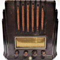 Vintage-Art-Deco-Bakelite-valve-radio-Empire-State-AWA-The-Fisk-Radiola-Sold-for-323-2019