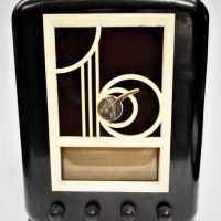 Vintage-Art-Deco-black-white-Bakelite-valve-radio-Master-Mallard-Model-41-crack-to-top-Sold-for-373-2019