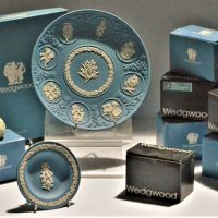 Group-Lot-Boxed-Wedgwood-Jasper-Australian-Floral-Emblem-Series-Composite-Plate-Miniature-Plates-Bud-Vases-Plates-11cm-D-Vases-8cm-Sold-for-93-2019