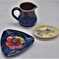 2-x-English-Moorcroft-china-items-in-1950s-Walter-Moorcroft-ashtray-triangular-shape-with-Hibiscus-design-on-blue-ground-impressed-marks-to-base-Sold-for-50-2020