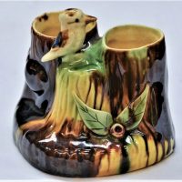 Australian-CLASSIC-Art-Ware-Twin-Tree-stump-Vase-with-Kookaburra-perched-on-stump-and-gum-nut-detail-10cm-H-Sold-for-50-2020