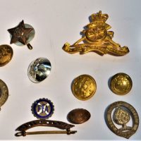 Small-lot-vintage-military-buttons-and-badges-inc-British-India-Steam-Navigation-Company-and-Royal-Australian-Artillery-buttons-and-assorted-mil-Sold-for-50-2020