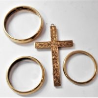 Group-lot-9ct-gold-jewellery-3-x-bands-cross-pendant-TW-21-grms-Sold-for-62-2020