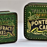 2-x-Vintage-WILINSONS-PONTEFRACT-Cake-Tins-A-Delicious-Liquorice-Confection-Green-w-Black-White-Gilt-design-differing-in-size-smaller-marked-Sold-for-62-2019