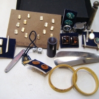 Box lot inc.l 1987 VFL Park membership, Parker fountain pens with 14ct rolled gold caps, Ray-o-vac battery shaped advertising tie pins, eye glass, arm bands - Sold for $98 - 2009