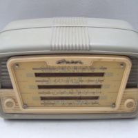 ASTOR mantle RADIO - pale Grey plastic case with CREAM front & knobs (af) - Sold for $146 - 2009