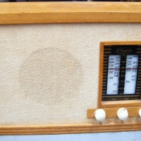 Vintage Timber Cased CLIPPER MANTLE RADIO, Model No 90191 - Sold for $159 - 2009