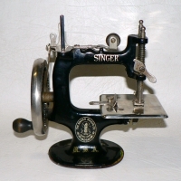 1920s SINGER cast iron toy SEWING MACHINE with table clamp - Sold for $134 - 2009