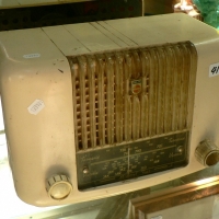 Vintage PHILIPS White Bakelite Radio Minstrel Four Model No 91253, case in good condition - Sold for $159 - 2009