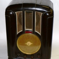1930s AIRZONE 'Symphony Leader' brown Bakelite mantle RADIO - case in good cond, complete with KNOBS - 42cm high - Sold for $884 - 2014