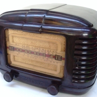 Art Deco ASTOR MICKEY Bakelite valve RADIO - looks to be in great cond - Sold for $195 - 2013