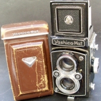 TWIN LENS REFLEX CAMERA Yashica-Mat in original leather case, looks to be working order - Sold for $98 - 2013
