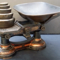 Set of Edwardian kitchen scales with nice pinstripe decoration and original pan and set of 5 imperial weights 4lb - 4oz - Sold for $110 - 2013