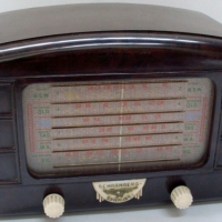 Bakelite cased working Scharnberg Strauss mantle radio with white Bakelite knobs - Sold for $171 - 2013