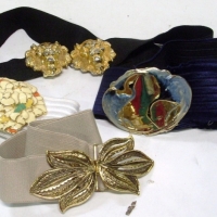 Group lot vintage ladies bags & belts inc - boxed Glomesh evening purses & clutches, assorted pretty costume jewellery & various elasticized belts wit - Sold for $61 - 2013