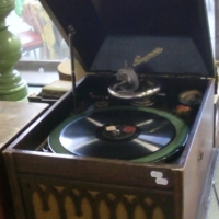 1920/30's Table top GRAMAPHONE - REXONOLA - with Spare Pick up, needles in HMV Tin, etc - fab cond - Sold for $256 - 2013