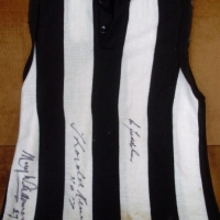 COLLINGWOOD Footy Jumper w 3 x Signatures - THOROLD MERRITT, DES TUDDENHAM & Murray Weiderman - Large size, tear to back - Sold for $67 2014