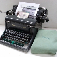 Typewriter by Imperial Typewriter Co Leicester England model 66 from 1955 - Sold for $43