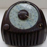 Brown Bakelite Healing Golden Voice Valve radio - model 403E Moderne - Sold for $256 2014