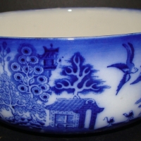 c1910 Royal Doulton flow blue Willow pattern salad bowl - circa 1900 - Sold for $55 - 2014