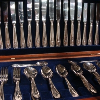 Complete GROSVENOR cutlery set in wooden canteencase - Sold for $79 - 2014