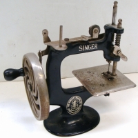 Toy cast iron Singer sewing machine with spiral pierced fly wheel - Sold for $98 2014