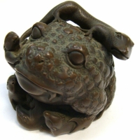 Japanese bronze toad Okimono of a warty toad with rats and a lizard on its back - Sold for $342 2014