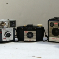 5 x cameras inc. - Kodak Brownie Flash II, boxed Brownie Star flash, Kodak Instamatic 204, - Sold for $37 - 2014