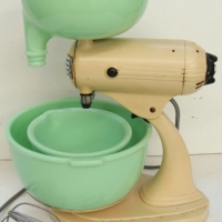Sunbeam style mix master with jadeite glass bowls and ceramic juicer - Sold for $116 - 2014