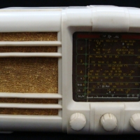 Australian Hotpoint-Bandmaster valve radio model H55MEZ in white Bakelite circa 1947 - Sold for $67 - 2014