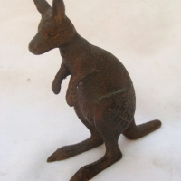 Bronze International Harvester kangaroo with IH logo - H 10 cm - Sold for $171 - 2015
