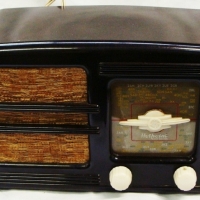 Vintage brown Bakelite HOTPOINT valve mantle radio - with white Bakelite knobs and dial - great condition - Sold for $134 - 2015
