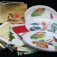 Box lot - mixed retro items incl quantity of colourful linen & cotton tea towels & approx 12 x hard plastic Melmac oval BBQ plates with fab images - Sold for $27